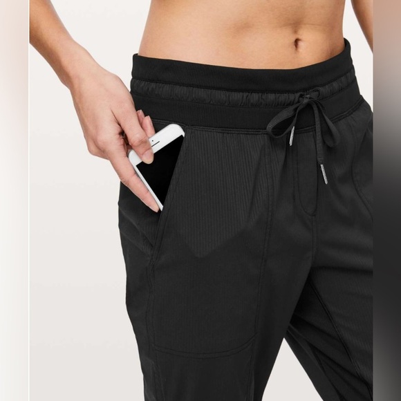 Lululemon Dance Studio Crop 25” Pants — Black | Size 4| Excellent Condition - Picture 4 of 8